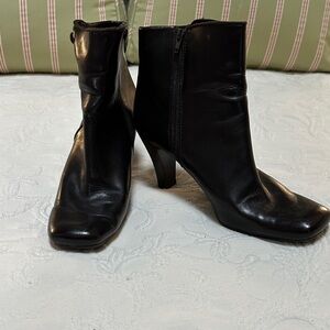Elegant Brown Liz Claiborne Heeled Ankle Boots